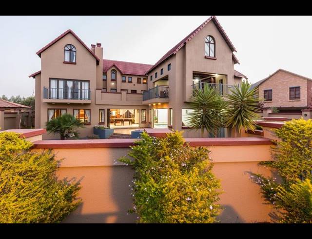 6 BEDROOM HOUSE FOR SALE IN MIDSTREAM ESTATE